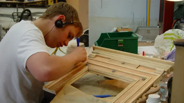 英国埃塞克斯大学社会和经济研究所的一项最新专题研究得出的结论是，青少年周末打工可能会影响中学会考GCSE的成绩。