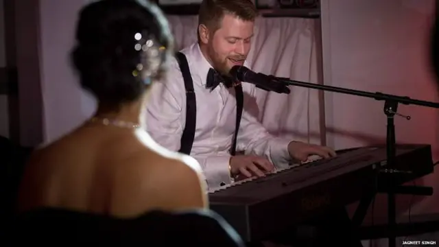 فرینک نے شادی کے دن دلہن سرمن کو سرپرائز دینے کے لیے چھپ کر ہندی گانا ’کیونکہ تم ہی ہو‘ کی پریکٹس کی