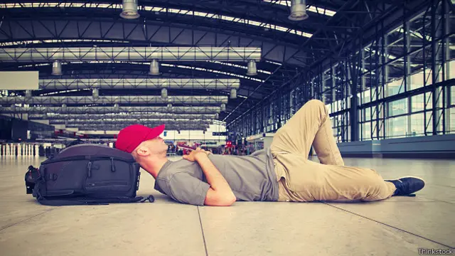 Кількість сидячих місць в аеропортах навмисно обмежена, щоб змусити пасажирів відвідувати магазини та ресторани