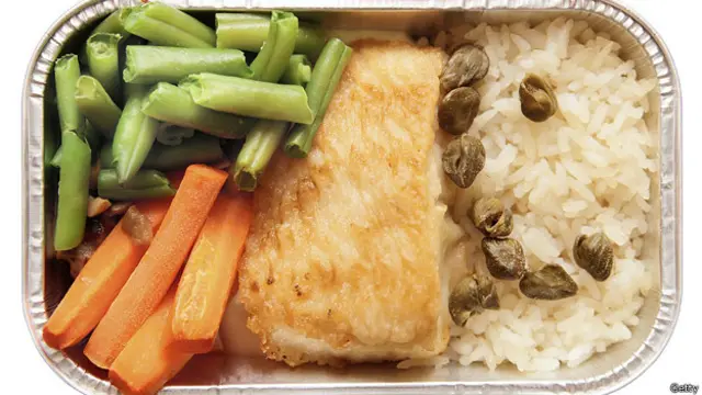 Сприйняття смаків на висоті погіршується, тому їжу на борту літака більше солять