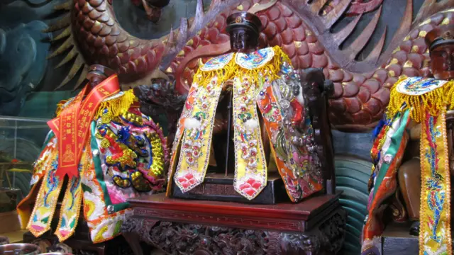 镇安堂的杉浦茂峰雕像(BBC中文网图片17/7/2015)