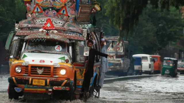 کراچی میں اگلے چند دنوں میں مون سون کی مزید بارشوں کے نتیجے میں اربن فلڈ یا شہری سیلاب آ سکتا ہے