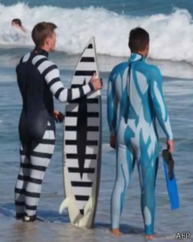 Uno de los trajes despista al tiburón, el otro lo repele.