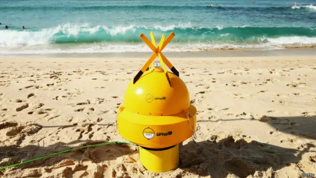 Clever Buoy usa tecnología de sónar para detectar tiburones en una zona costera.