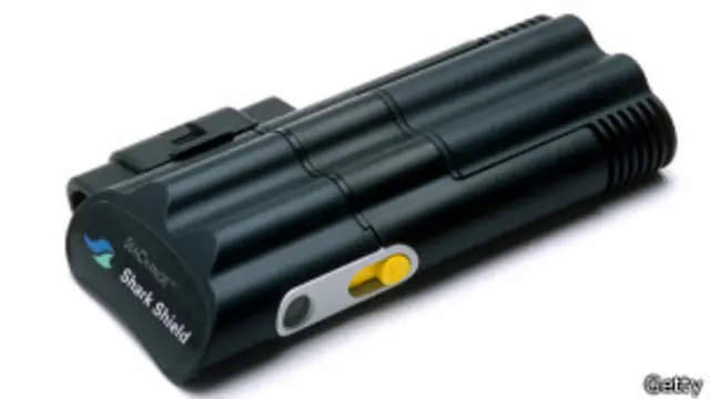 El Shark Shields genera un campo electromagnético que repele tiburones sin generarles ningún daño.