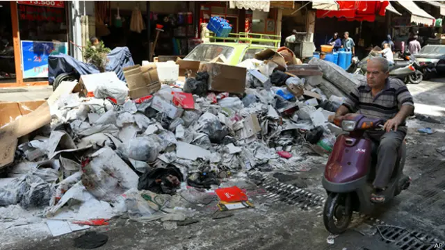 النفايات تتكدس في مخيم صبرا ببيروت