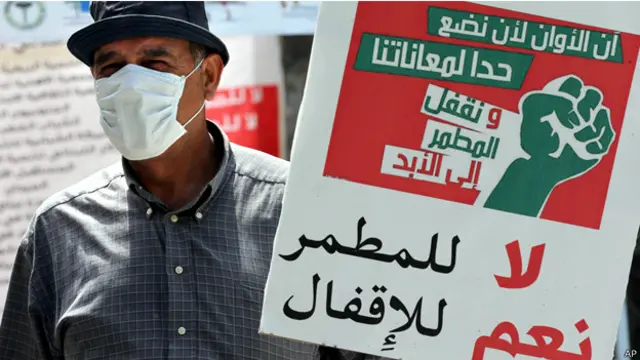 اضطرت الحكومة الى اغلاق مطمر النفايات الرئيس الذي يقع الى الجنوب من بيروت بعد تصاعد الاحتجاجات الشعبية على الروائح الكريهة والتلوث