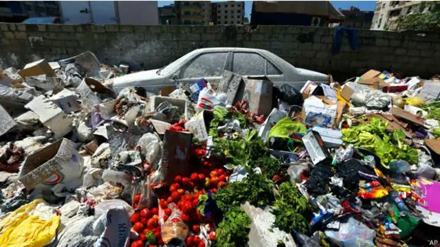 سيارة كادت تطمرها النفايات في بيروت