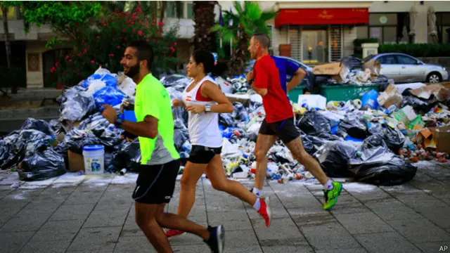 لا يبدو أن أكوام النفايات تزعج هؤلاء العدائين