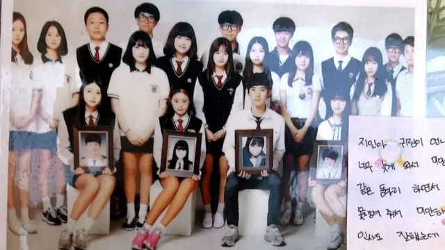 安山一家照相館外展示的一張檀園高中畢業班照片(BBC中文網圖片)