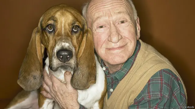 Собака со своим старым хозяином