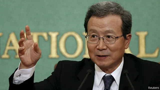 对于东海油气田问题,程永华表示,中国政府不承认日中中间线。