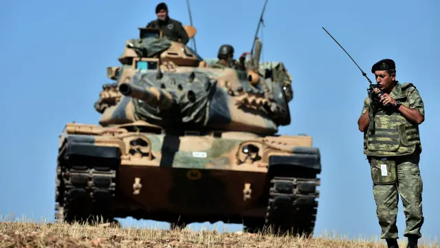 تبادل آتش میان نیروهای نظامی ترکیه و شبه‌نظامیان داعش در روز پنجشنبه منجر به مرگ یک سرباز ارتش ترکیه شد.