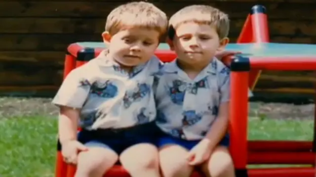 एडम की बचपन की तस्वीर