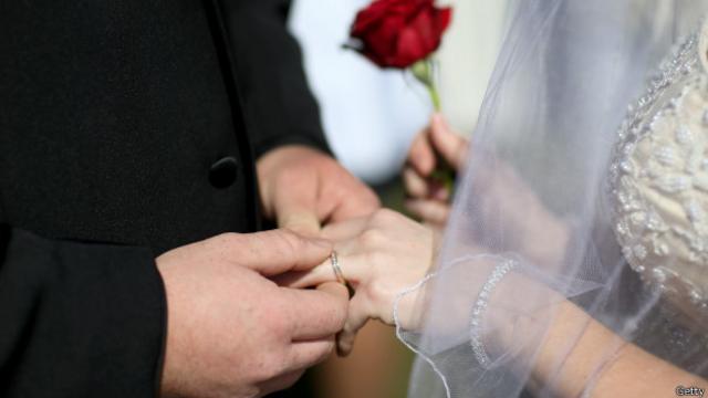 В Испании подняли минимальный порог для брака до 16 лет - BBC News Русская  служба