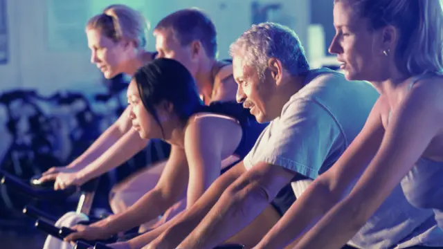 Personas en bicicleta en un gimnasio