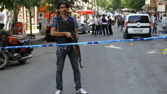 شرطي تركي في ملابس مدنية يقف حراسة بعد الهجوم الذي تعرض له شرطيان.