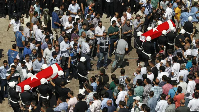 شيعت تركيا جثماني شرطيين قتلا الأربعاء في إطلاق نار.