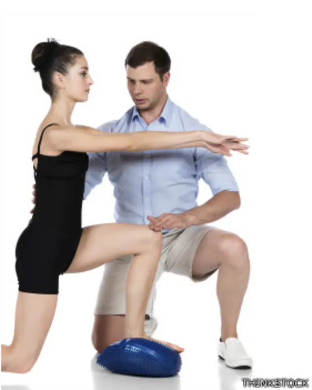 Una joven entrenando con ayuda de un especialista