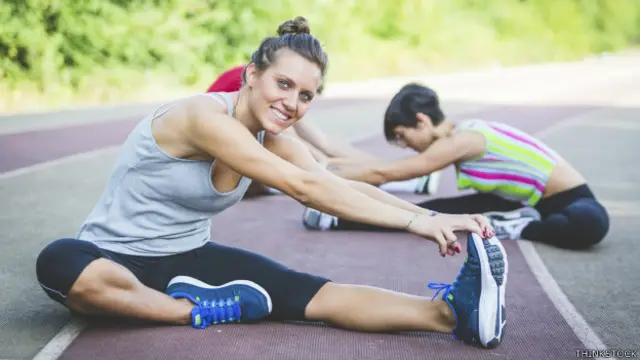 Unas jóvenes haciendo estiramientos