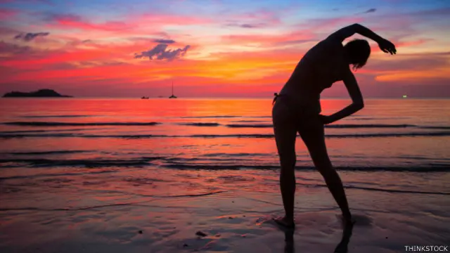 Una persona haciendo ejercicio en la playa