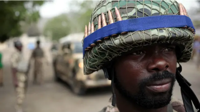 جندي نيجيري في بلدة غووزا التي استردتها القوات الحكومية من مسلحي بوكو حرام