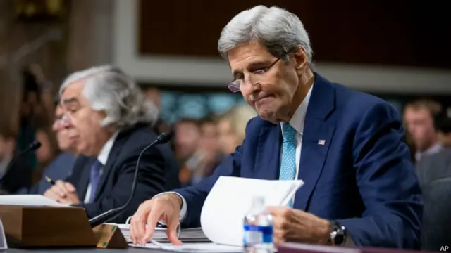 جمعرات کو کمیٹی کے سامنے وزیرِ خارجہ جان کیری کے ہمراہ وزیرِ خزانہ جیک لیئو اور وزیرِ تونائی ارنیسٹ موئز پیش ہوئے