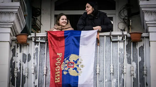 Люди празднуют годовщину аннексии Крыма Российской Федерацией