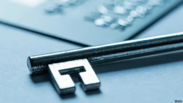 Una llave y una tarjeta de crédito