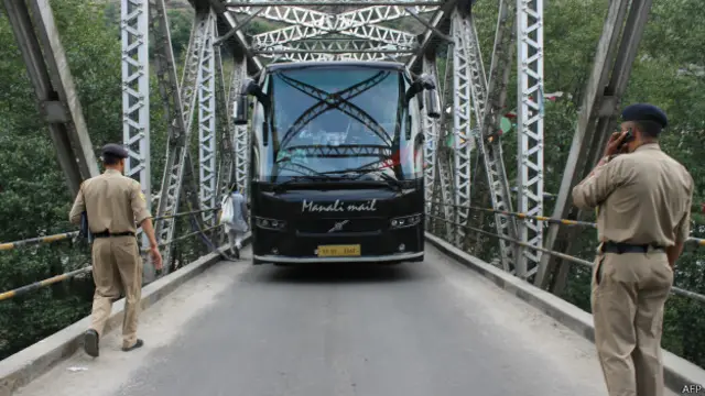 حکام کے مطابق بس میں 50 سے زائد افراد سوار تھے اور صرف 18 افراد زندہ بچ سکے ہیں۔ (فائل فوٹو)