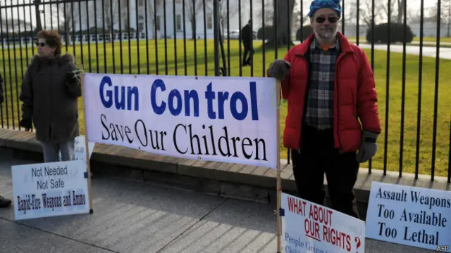 صدر اوباما نے گن کنٹرول سے متعلق قوانین میں سختی کرنے کا اعادہ کیا ہے