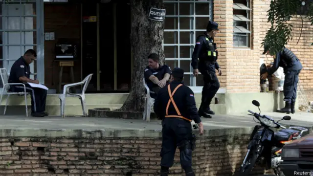 पराग्वे की राजधानी असुंकिओन में उनके घर में नज़रबंद कर के रखा गया है.