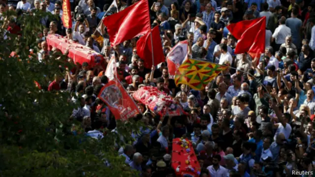 قتل شهروندان ترکیه در انفجار انتحاری باعث خشم مردم و انتقاد از دولت شد