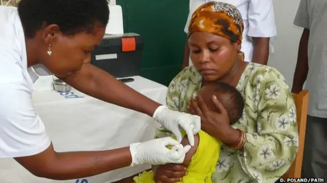 Seorang anak menerima vaksin malaria selama uji coba klinis