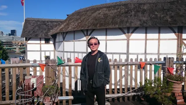 王曉鷹（背景為莎士比亞環球劇場）