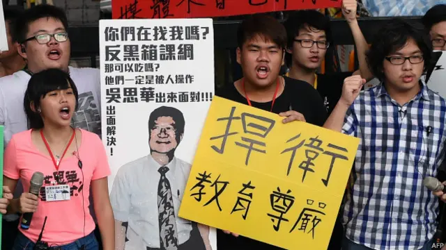 台湾学生聚集在教育部前抗议修改高中历史课课纲。