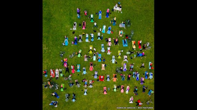 El aparato que usó para tomar esta fotografía de una clase de yoga en un céntrico parque de Vilnius, Lituania, y las demás imágenes fue un cuadricóptero DJI Phantom con visión 2.