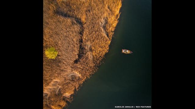 Pero no se limitó a imágenes que reflejan la relajación del verano, también captó a este pescador en su labor diaria en el lago Elektrenai, en Lituania.