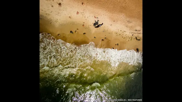 لیتھوانیا تین بلقانی ریاستوں میں سے سب سے بڑی اور سب سے زیادہ جنوبی ہے اور جینولس مختلف مقامات پر انتہائی غیر معمولی تصاویر بنانے میں کامیاب رہے ہیں۔اس تصویر میں ایک شخص بیلٹک سمندر کے ساحل پر گھڑ سواری کر رہا ہے۔