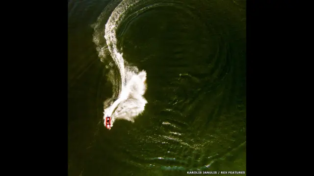 ڈرون کیمرہ لینے سے پہلے جینولس کو کسی اونچے مقام کو تلاش کرنا پڑا تھا جہاں سے وہ فضائی نظارہ کر سکے۔’میں کسی بھی اونچی جگہ جیسے چھتیں یا پہاڑیاں تلاش کرنے کی کوشش کرتا رہا تاکہ اچھی تصویر بنا سکوں۔‘