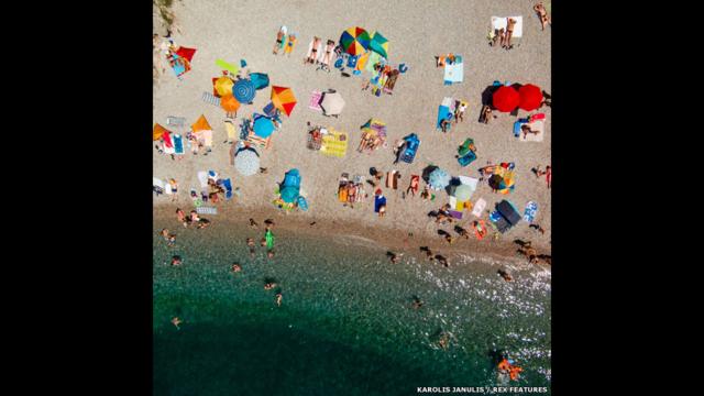 Tomó las fotografías, entre otras ésta de la concurrida playa de Senj, en Croacia, a lo largo de cuatro meses. "En ese tiempo hice más de 100 vuelos con el dron", cuenta. 