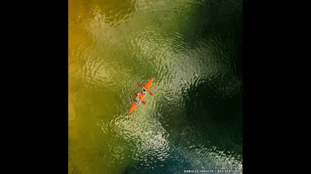 جینولس ہمیشہ سے فضائی تصاویر لینے کے شوقین رہے ہیں اور انھوں نے 2013 میں مقابلے میں حصہ لینے کا فیصلہ کیا تھا۔(لیتھوانیا،گلیو جھیل میں چھوٹی کشتی)