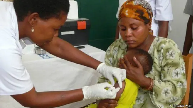 طفلة في تنزانيا تتلقى لقاح الملاريا خلال فترة الاختبارات السريرية