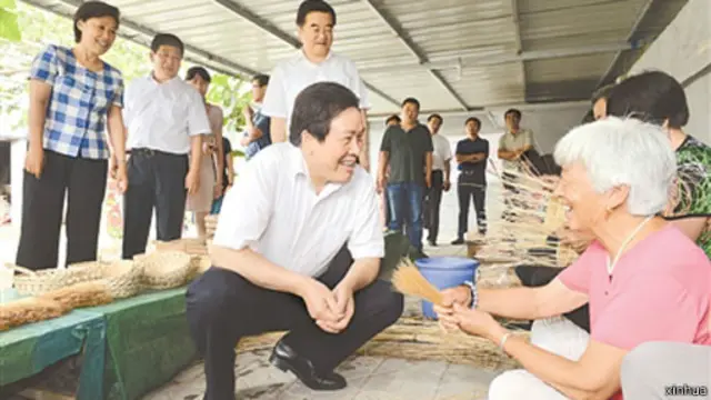 7月22日，河北省委書記周本順在北戴河村向農戶了解生產生活情況