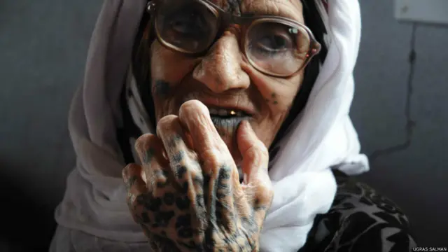 Uğraş Salman: Mehmet Sait Tunç'la birlikte, Anadolu'da geleneksel dövme üzerine çektiğimiz "Anlat bana; dövmeler, ağıtlar, hikayeler" belgesel filminden anlatıcılar.
