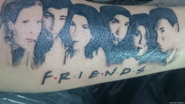 Serkan Tarakçı, Friends dizisini kolunda yaşatıyor. 