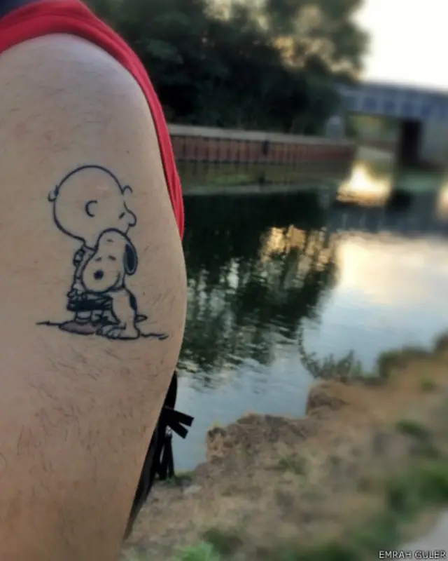 Ankara'dan Emrah Güler çocukluk kahramanlarını kolunda taşıyor. 