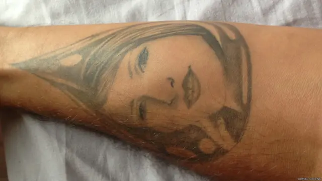 Kemal Çelenk'in, annesinin gençliğinde çektirdiği vesikalık fotoğrafından koluna aktardığı dövme. 