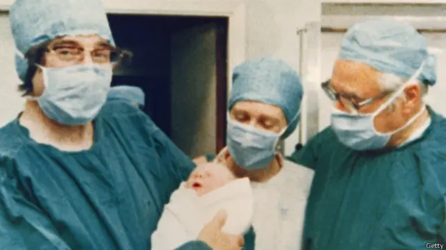 Robert Edwards (izq.) y Patrick Steptoe