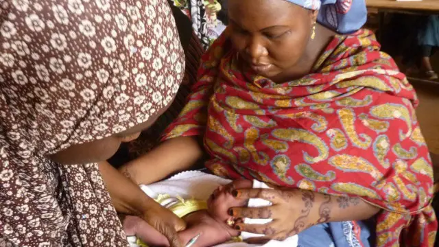 پولیو کا مرض پانی کا نکاسی کے خراب نظام اور آلودہ پانی سے پھیلتا ہے اور اس کا شکار اکثر بچے ہوتے ہیں